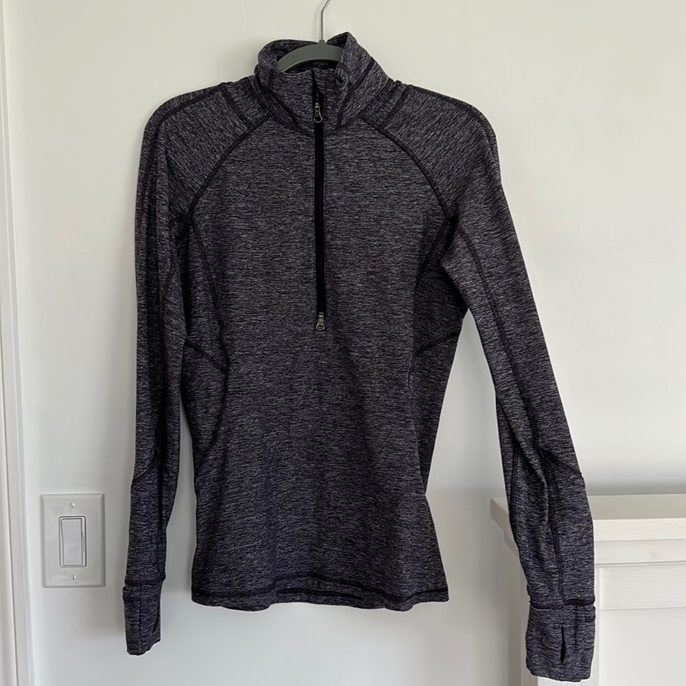 Lululemon Women’s Size 8 1/4 Zip Runner w/ reflective detail and cuffs for hands